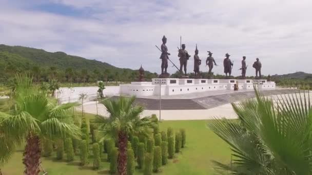 Vista aérea de Estátuas Grande Rei da Tailândia em Rajabhakti Park — Vídeo de Stock