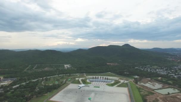 ラジャバクティ公園のタイの大王像の航空写真 — ストック動画