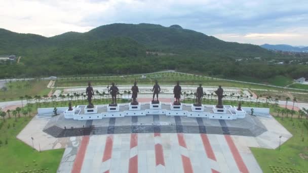 Vista aérea de las estatuas Gran Rey de Tailandia en Rajabhakti Park — Vídeos de Stock