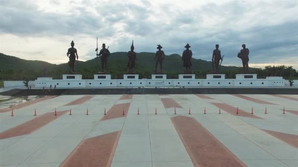 Vue aérienne des statues du Grand Roi de Thaïlande dans le parc Rajabhakti — Video