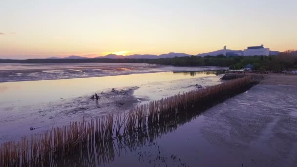 Fotografia aérea no parque Sapan Hin há muitas coisas interessantes para ver a casa de luz ao lado canal de pesca pássaros vida ao redor do parque — Vídeo de Stock