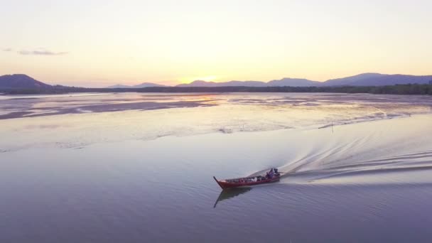 Casa de luz ser canal lateral el camino del pueblo de pescadores — Vídeos de Stock