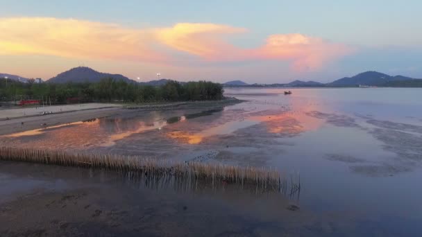 Fotografia aerea al parco Sapan Hin ci sono molte cose interessanti da vedere la casa di luce accanto al canale di pesca uccelli vita intorno al parco — Video Stock