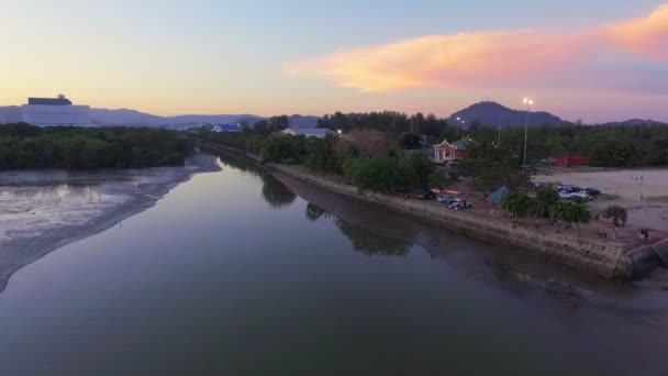 Bambu weir dalgalardan çoktan geçmiş zaman bir kanal. — Stok video