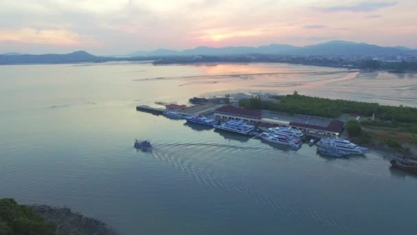 Fotografía aérea en la colina del tsunami de escape — Vídeos de Stock