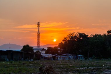 günbatımı yapmak gökyüzü kırmızı renkte