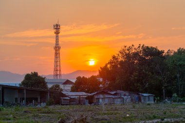 günbatımı yapmak gökyüzü kırmızı renkte