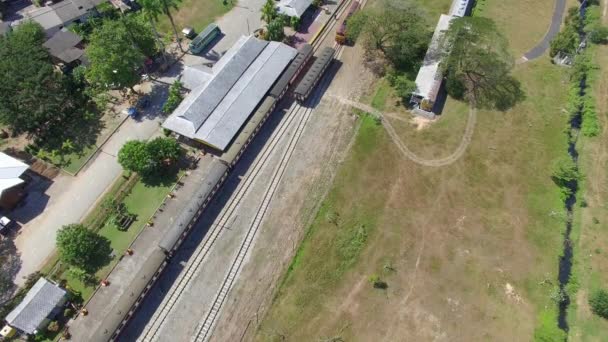 Treinstation kantang het oude houten treinstation — Stockvideo