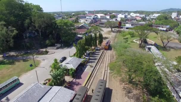 Estación de tren de Kantang la antigua estación de tren de madera — Vídeos de Stock