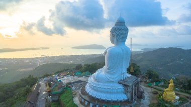 yağışlı sezon içinde Big Buddha