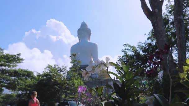 Kvinnor gå bakom big Buddha — Stockvideo