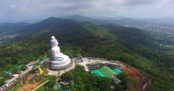 Grande Buddha di Phuket nella stagione delle piogge — Video Stock