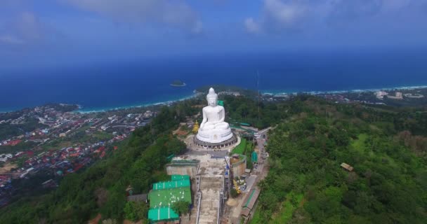 De big Buddha Phuket in het regenseizoen — Stockvideo