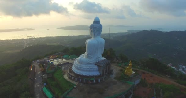 Phukets großer Buddha in der Regenzeit — Stockvideo