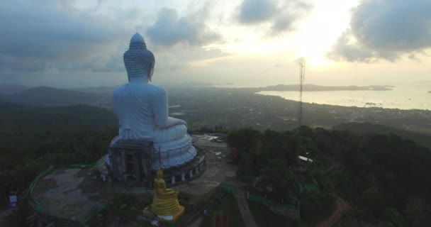 Grande Buddha di Phuket aerea nella stagione delle piogge — Video Stock
