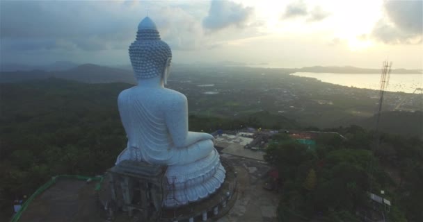 El gran Buda de Phuket aéreo en temporada de lluvias — Vídeo de stock