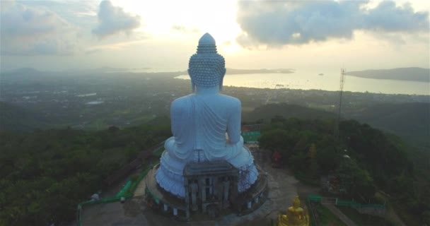 De big Buddha luchtfoto Phuket in het regenseizoen — Stockvideo