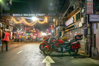 Phuket, Tayland - 6 Kasım 2020: Koronavirüs salgını sırasında turistik bölgeler durgundu.