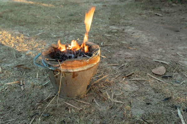 Τρόπος Ζωής Των Αγροτικών Ανθρώπων Φτιάξτε Μια Φωτιά Ξερά Κλαδιά — Φωτογραφία Αρχείου