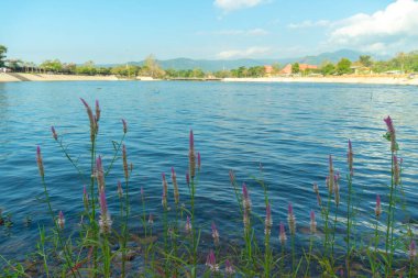 Barajdan akan su büyük bir havuzda sıkıştı. Ve yavaşça bir sonraki kata indiler böylece turistler