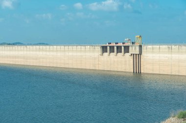 Khun Dan Dam, Nakhon Nayok 'un yeni bir turistik cazibesi. Barajın sırtından Khao Yai Ulusal Parkı' nın manzarasını ve barajın arkasından Nakhon Nayok 'un manzarasını görebilirsiniz..