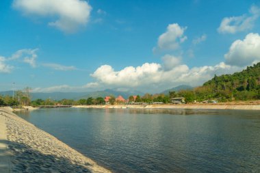 Barajdan akan su büyük bir havuzda sıkıştı. Turistler Khun Dan Prakan Chon Barajı 'nı yüzebilsin diye yavaşça bir sonraki kata indiler. Nakhon Nayok' un önemli bir simgesidir...