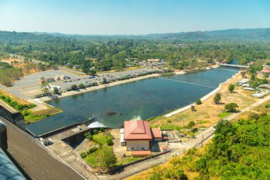 Khun Dan Dam, Nakhon Nayok 'un yeni bir turistik cazibesi. Barajın sırtından Khao Yai Ulusal Parkı' nın manzarasını ve barajın arkasından Nakhon Nayok 'un manzarasını görebilirsiniz..