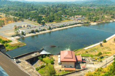 Khun Dan Dam, Nakhon Nayok 'un yeni bir turistik cazibesi. Barajın sırtından Khao Yai Ulusal Parkı' nın manzarasını ve barajın arkasından Nakhon Nayok 'un manzarasını görebilirsiniz..