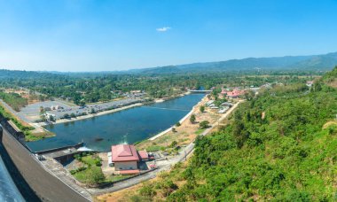 Khun Dan Dam, Nakhon Nayok 'un yeni bir turistik cazibesi. Barajın sırtından Khao Yai Ulusal Parkı' nın manzarasını ve barajın arkasından Nakhon Nayok 'un manzarasını görebilirsiniz..