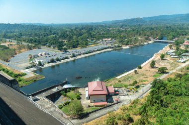 Barajdan akan su büyük bir havuzda sıkıştı. Turistler Khun Dan Prakan Chon Barajı 'nı yüzebilsin diye yavaşça bir sonraki kata indiler. Nakhon Nayok' un önemli bir simgesidir..