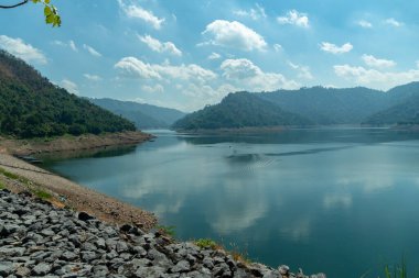 Kırsal kesimdeki insanların yaşam tarzı kuru dallar ve kuru yapraklarla ateş yakmak ve taze balık pişirmek.