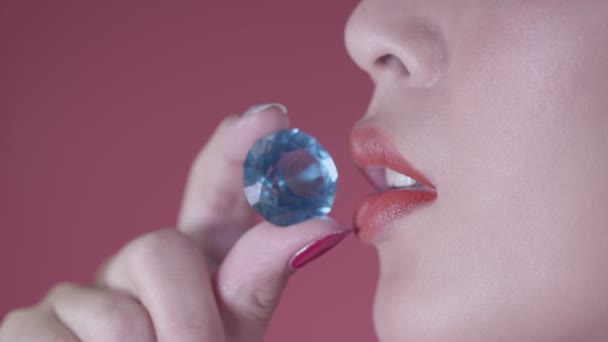 Sostén Diamante Azul Cerca Los Labios Una Sonrisa Dama Cuando — Vídeo de stock