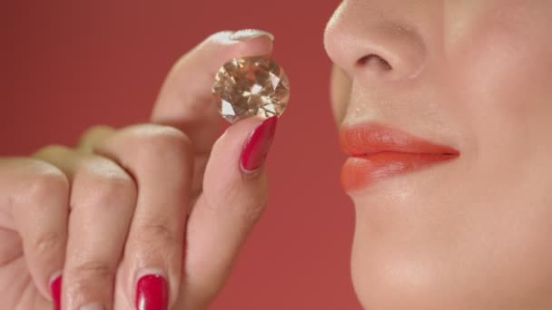 Tenez Diamant Citrine Jaune Près Des Lèvres Sourire Dame Quand — Video