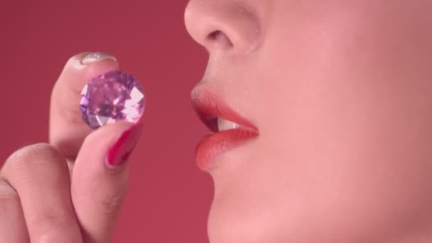 Guarda Bellezza Dei Diamanti Baciare Diamante Ametista Viola Usa Dita — Video Stock