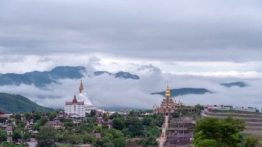 Zaman pusları güzel altın pavyonda ve Wat Phachonkeaweli ünlü 5 Buda heykeli etrafında hareket ediyor. Wat Phachonkeaw mücevherler ve Khao Kho tepesinde inşa edilen taşlarla süslenmiş çok güzel ve ünlü Phetchabun şehri Tayland 'ın çok güzel ve çok güzel bir simgesi.