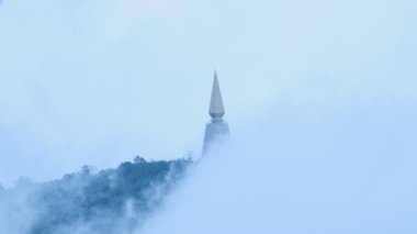 Wat Pa Phu Thub Berg 'ün sisi altında. Wat Pa Phu Thub Berg Tayland 'ın en yüksek tapınağıdır, Lom Kao İlçesi Phetchabun vilayeti. Phu Thub Berg tüm yıl boyunca serin hava ile çok popüler bir turizm merkezidir..