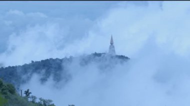 Wat Pa Phu Thub Berg 'ün sisi altında. Wat Pa Phu Thub Berg Tayland 'ın en yüksek tapınağıdır, Lom Kao İlçesi Phetchabun vilayeti. Phu Thub Berg tüm yıl boyunca serin hava ile çok popüler bir turizm merkezidir..
