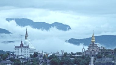 Sis güzel altın pavyonda ve Wat Phachonkeaw.Wat Phachonkeaw 'ın ünlü 5 heykeli etrafında dönüyor. Wat Phachonkeaw, Khao Kho Tepesi' nde mücevher ve taşlarla dekore edilmiş. Tayland 'ın çok güzel ve ünlü bir simgesi..