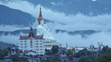 Wat Phra 'daki Büyük Beyaz Budha Heykeli Pha Oğlu Kaew Tapınağı Phetchabun' daki Pha Oğlu Tapınağı Phetchabun 'daki Pha Oğlu Kaew Tapınağı.