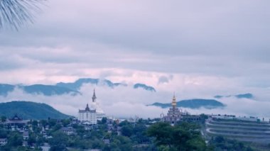 Wat Phra 'daki Büyük Beyaz Budha Heykeli Pha Oğlu Kaew Tapınağı Phetchabun' daki Pha Oğlu Tapınağı Phetchabun 'daki Pha Oğlu Kaew Tapınağı.