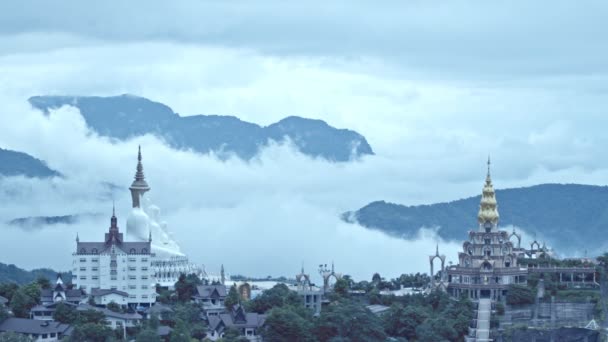 Туман Движется Вокруг Красивого Золотого Павилиона Пяти Статуй Буддха Ват — стоковое видео