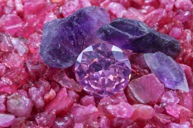 Ametist elması işlenmemiş Ruby Rough Gemstone 'a takıldı