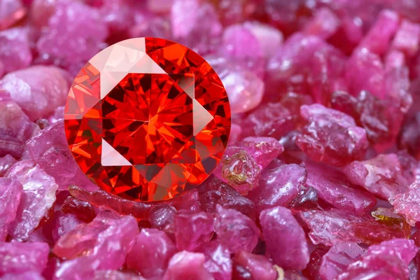 Ρουμπινί Κόκκινα Διαμάντια Ακατέργαστη Ρουμπινί Ακατέργαστη Πολύτιμος Λίθος — Φωτογραφία Αρχείου