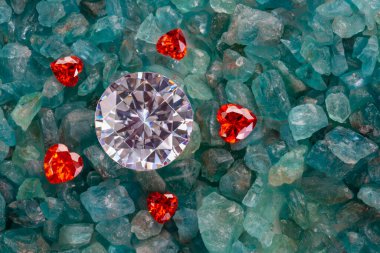 kalp şeklinde yakut kırmızısı elmas ham Ruby Gemstone üzerinde mavi değerli taşlar