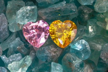 Pembe ametist mücevher ve kalp şeklinde sarı mücevher mavi gökyüzü taşları. Kalp şeklinde mücevherler sevgililer günü için çok güzel hediyelerdir.