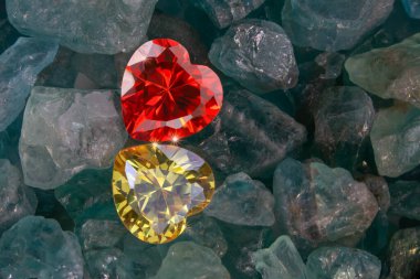 Sarı kalp elması ve kırmızı yakut kalp elması işlenmemiş mavi gökyüzü taşları. Kalp şeklinde mücevherler sevgililer günü için çok güzel hediyelerdir.