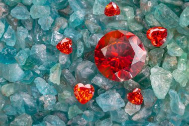 kalp şeklinde yakut kırmızısı elmas ham Ruby Gemstone üzerinde mavi değerli taşlar