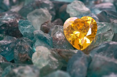 Sarı kalp elması ve kırmızı yakut kalp elması işlenmemiş mavi gökyüzü taşları. Kalp şeklinde mücevherler sevgililer günü için çok güzel hediyelerdir.