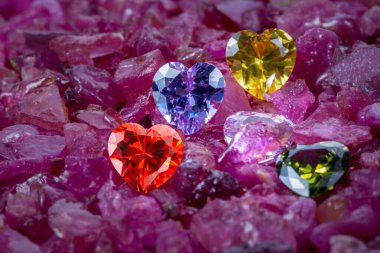 Doğal yakut taşının üzerinde elmas kalp şeklinde renkler var..