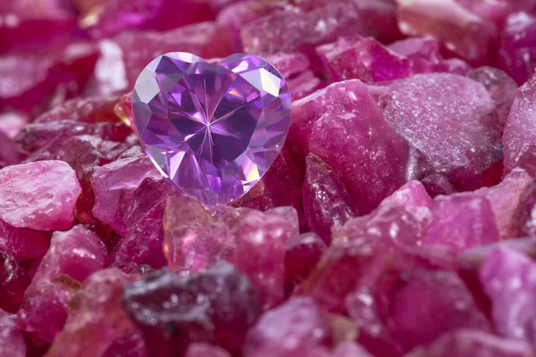 Ametystové Diamantové Srdce Tvaru Surového Rubínového Kamene — Stock fotografie